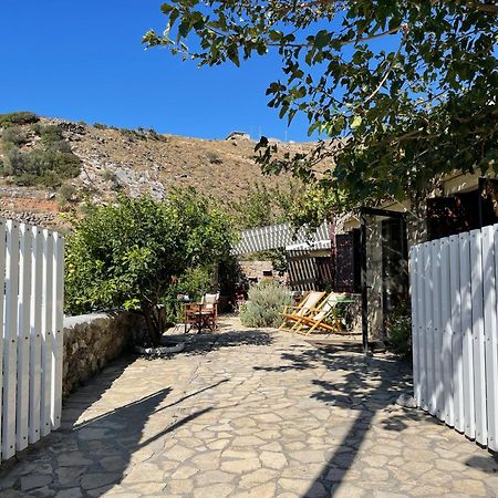 Villa La Familia Maison Traditionnelle Плакиас Экстерьер фото