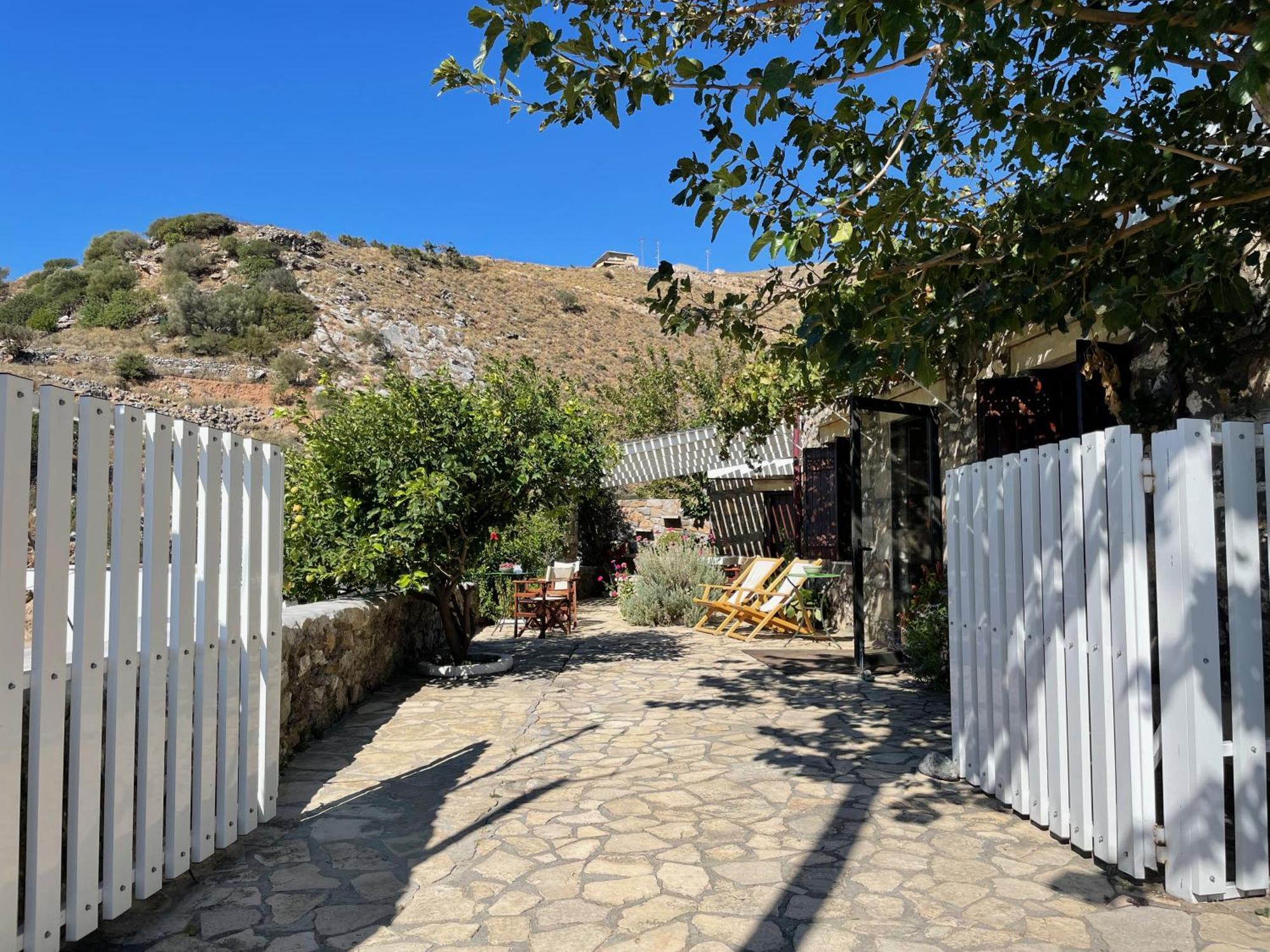 Villa La Familia Maison Traditionnelle Плакиас Экстерьер фото