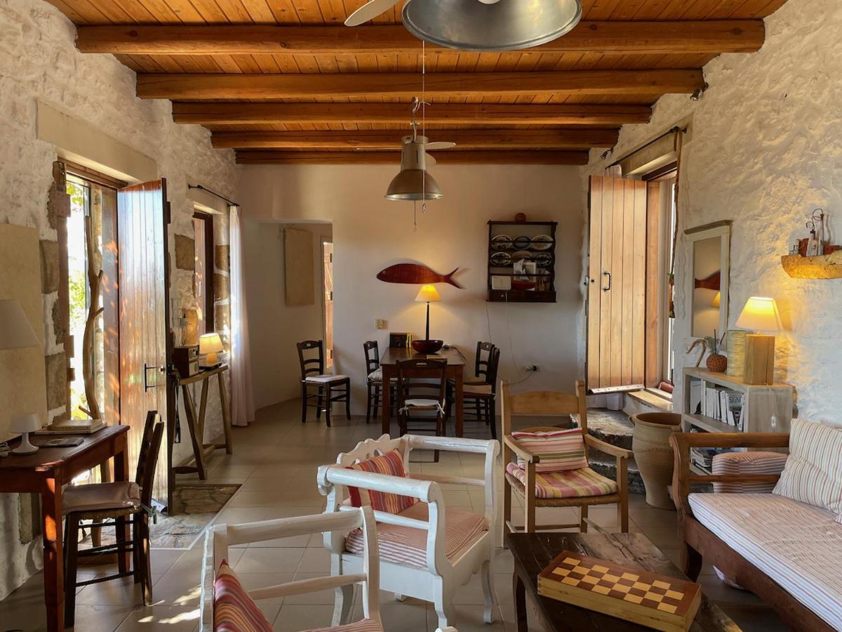 Villa La Familia Maison Traditionnelle Плакиас Экстерьер фото
